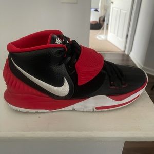 Gently used Kyrie 6 basketball shoe !